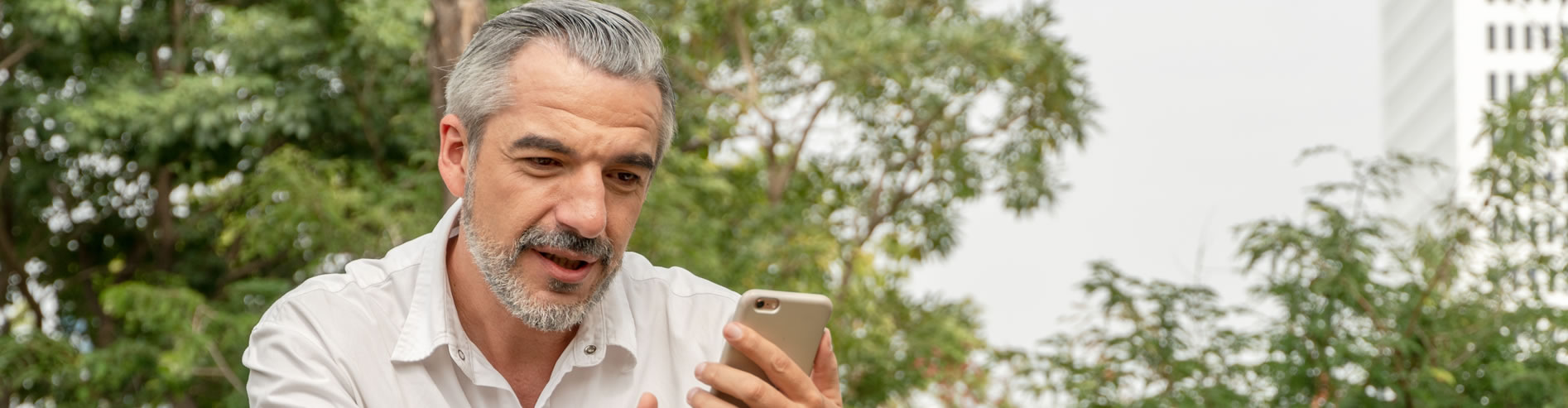 Afiliado revisando y comparando su plan de salud en línea